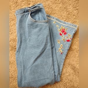 Flower Embroidered Capri Pants